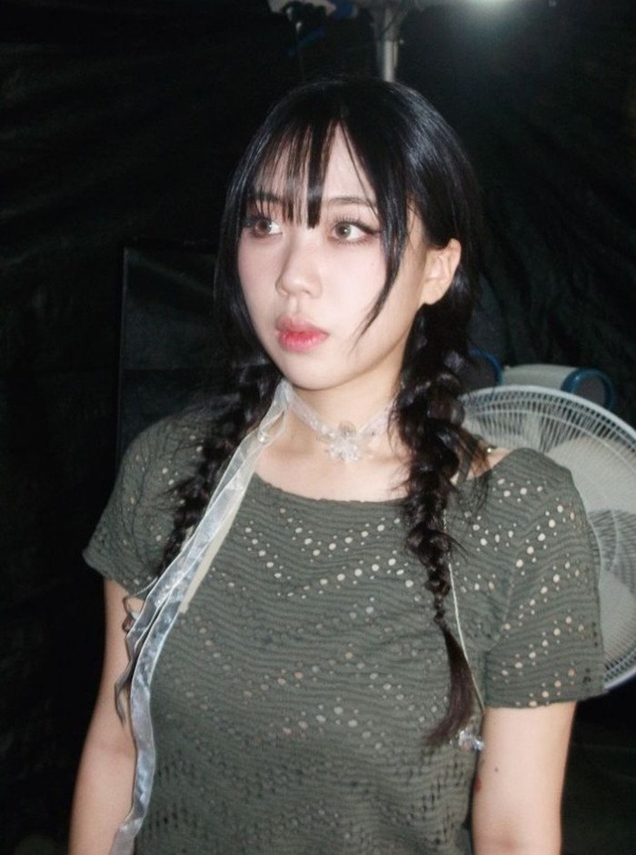 Tidak hanya dikenal dengan kemampuan rap, Lee Youngji juga memiliki suara khas. Pada 2021 lalu, ia tampil di reality show King of Mask Singer di episode 307-308./Foto: instagram.com/mainstream_official