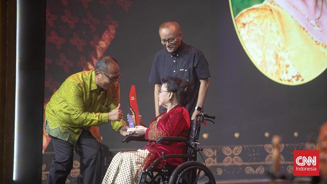 Penyanyi Waldjinah dianugerahi penghargaan khusus di kategori Most Iconic Cultural Figure dalam ajang CNN Indonesia Awards kelima.