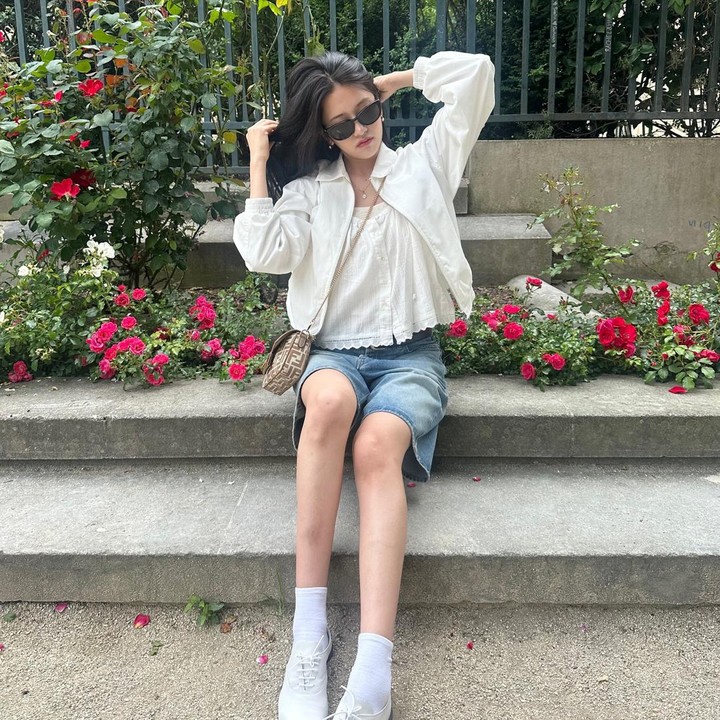 <p>Tampil <em>soft</em> dengan kombinasi warna putih dan biru muda, An Yu Jin IVE mengenakan <em>lace tanktop </em>dan kemeja sebagai <em>outer.</em> Ia memadukannya bersama<em> denim shorts</em> dan sepatu <em>sneakers.</em> (Foto: Instagram @_yujin_an)</p>