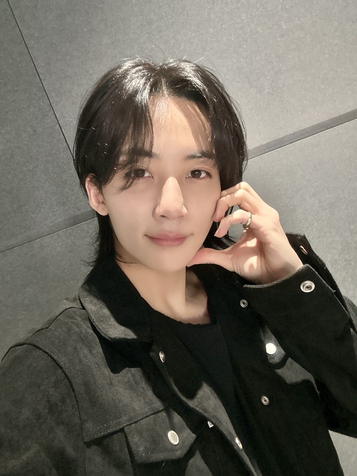 Artis Korea yang fasih berbahasa Jepang ini mempunyai arti nama yang indah yaitu bimasakti (Milky Way) yang bersih karena jika diartikan dalam bahasa Indonesia, kata ‘jeong’ berarti bersih dan ‘han’ berarti bimasakti (Milky Way). / Foto: x.com/pledis_17jp