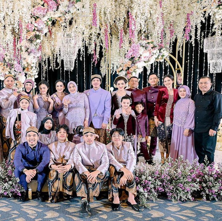 <p>Aurel Hermansyah mengadakan acara tujuh bulan kehamilan keduanya secara megah di Hotel Sheraton, Kebayoran Lama. Acara ini dihadiri oleh seluruh keluarga besarnya. Aurel dan suaminya Atta Halilintar mengusung adat Jawa, Mitoni, untuk acara ini. Dekorasi acara didominasi warna krem dan cokelat dan hiasan bunga-bunga. Sementara itu, keluarga besar keduanya juga tampak pula mengenakan pakaian adat Jawa. (Foto: Instagram @attahalilintar)</p>
