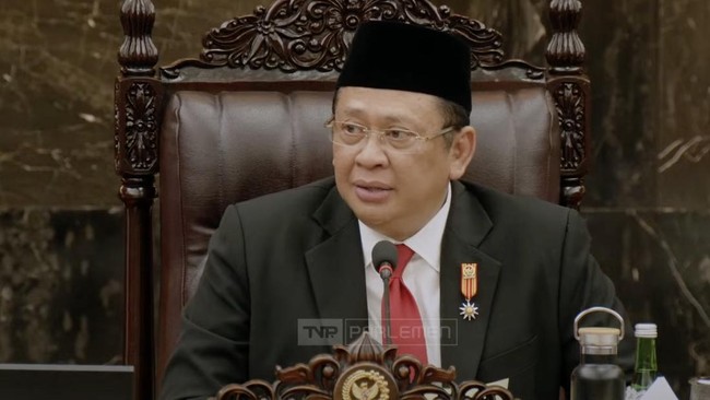 Ketua MPR Bambang Soesatyo berkelakar mencari Bahlil Lahadalia usai menyapa jajaran ketua umum partai politik yang hadir di sidang tahunan MPR 2024.