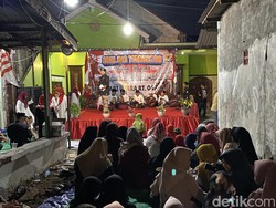 Sejumlah Jalan dan Gang-gang di Surabaya Ditutup, Warga Khusyuk Tirakatan