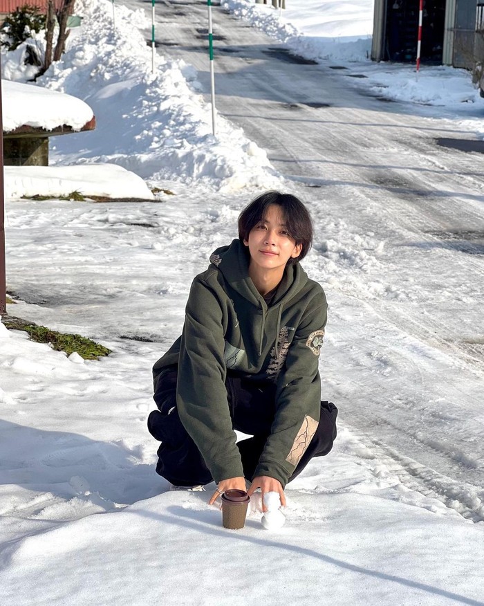 Bukan rahasia lagi kalau personel tertua kedua SEVENTEEN setelah S.Coups ini sudah sangat menyukai sepak bola sejak kecil. Punya segudang bakat, ia bahkan dikenal jago di cabang olahraga favoritnya tersebut. / Foto: instagram.com/jeonghaniyoo_n