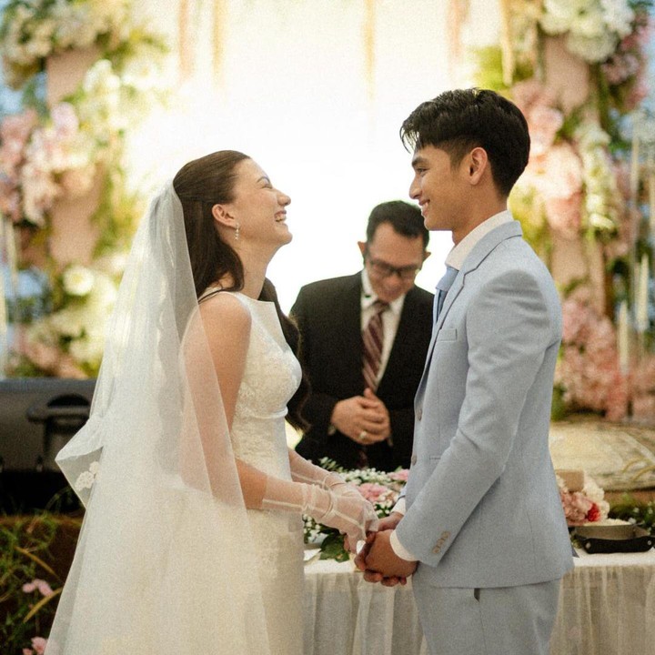 <p>Pasangan Cassandra Lee dan Ryuken Lie juga mengejutkan publik dengan mengunggah potret upacara pernikahan yang dilakukan secara <em>intimate</em> pada 8 Agustus 2024. "<em>Well... we did it!</em> tanggal 8/8/2024 kemarin, aku dan Ken menjalani proses pemberkatan <em>intimate/Holy Matrimony</em> di gereja dikelilingi sama orang-orang tersayang kita!" tulis Cassandra, dikutip dari laman <em>Instagram@cassandraslee.</em> (Foto: Instagram@cassandraslee)</p>