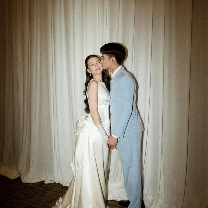 <p>Kolom komentar postingan-nya ini pun langsung dibanjiri ucapan selamat dan doa dari rekan-rekan artisnya dan netizen. "<em>Omg! Bigbig congratulation</em> cass," tulis Yuki Kato. "Anak kecilll <em>happy wedding! Happily ever after,</em>" tulis Omar Daniel. <em>"Congratulations</em> kk Cassie semoga langgeng, dan terbaik buat kalian," tulis akun <em>@dhea_amandapu****.</em> (Foto: Instagram@cassandraslee)</p>