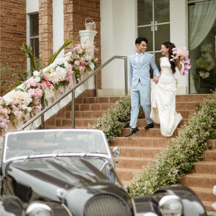 <p>Melalui unggahan tersebut, Cassandra menjelaskan mereka telah resmi menikah pada 8 Agustus 2024. Ia pun menjalani proses pemberkatan secara intimate alias hanya dihadiri keluarga dan orang-orang terdekatnya. "<em>Well... we did it</em>! tanggal 8/8/2024 kemarin, aku dan Ken menjalani proses pemberkatan <em>intimate/Holy</em> Matrimony di gereja dikelilingi sama orang-orang tersayang kita!" tulis Cassandra, dikutip dari laman <em>Instagram@cassandraslee,</em> Jumat (16/8/2024). (Foto: Instagram@cassandraslee)</p>