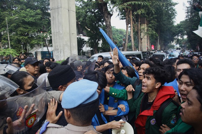 Mahasiswa dari berbagai universitas melakukan demonstrasi di Gedung DPR, Jakarta, Jumat (16/8/2024). Demo itu sempat diwarnai aksi saling dorong mahasiswa dan polisi.