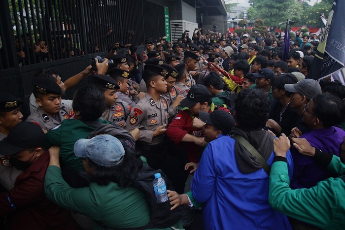 Mahasiswa dari berbagai universitas melakukan demonstrasi di Gedung DPR, Jakarta, Jumat (16/8/2024). Demo itu sempat diwarnai aksi saling dorong mahasiswa dan polisi.
