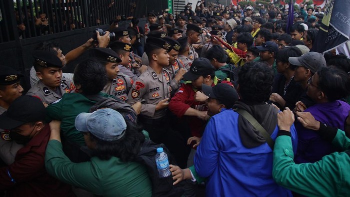 Mahasiswa dari berbagai universitas melakukan demonstrasi di Gedung DPR, Jakarta, Jumat (16/8/2024). Demo itu sempat diwarnai aksi saling dorong mahasiswa dan polisi.