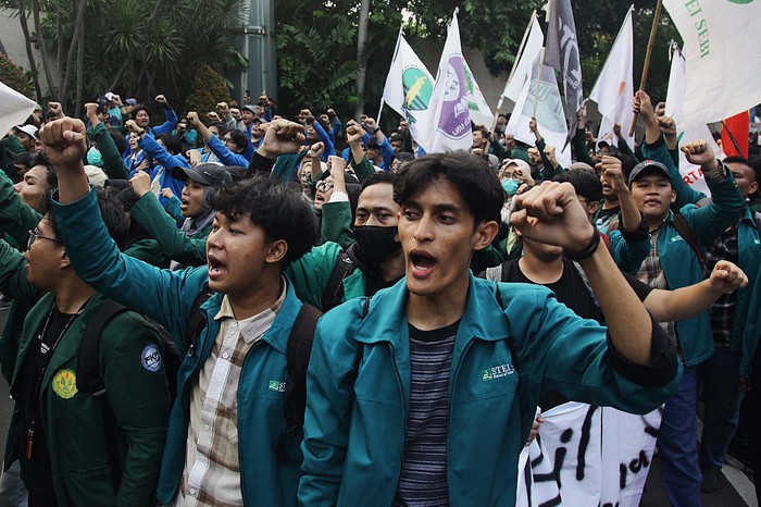 Mahasiswa dari berbagai universitas melakukan demonstrasi di Gedung DPR, Jakarta, Jumat (16/8/2024). Demo itu sempat diwarnai aksi saling dorong mahasiswa dan polisi.
