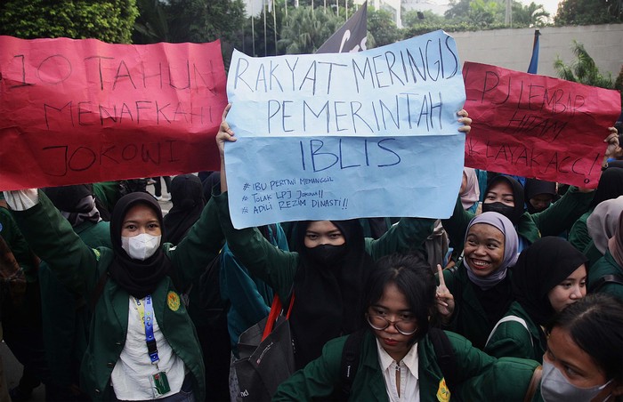 Mahasiswa dari berbagai universitas melakukan demonstrasi di Gedung DPR, Jakarta, Jumat (16/8/2024). Demo itu sempat diwarnai aksi saling dorong mahasiswa dan polisi.