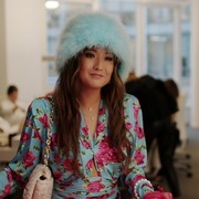 Gemar Bergaya Nyentrik, Ini Gaya Mindy Chen di Serial Emily In Paris Season 4