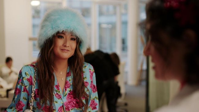 Gemar Bergaya Nyentrik, Ini Gaya Mindy Chen di Serial Emily In Paris Season 4
