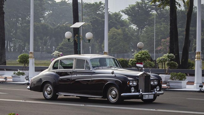 Ketua MPR Bambang Soesatyo menaiki Bentley S3 hasil restorasi di dalam negeri ke Sidang MPR 2024.