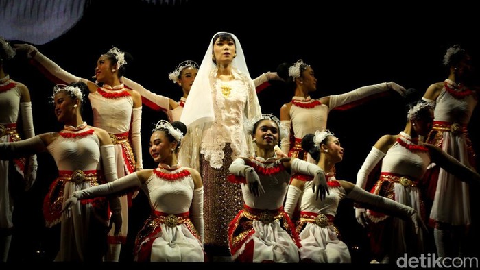 Selain Yura Yunita, Isyana Sarasvati tampil di Pagelaran Sabang Merauke. Ia tampil sebagai sosok Fatmawati dan Martha Christina Tiahahu. Isyana Sarasvati membawakan lagu dalam Pagelaran Sabang Merauke di JIExpo Kemayoran, Jakarta, Jumat (16/8/2024).