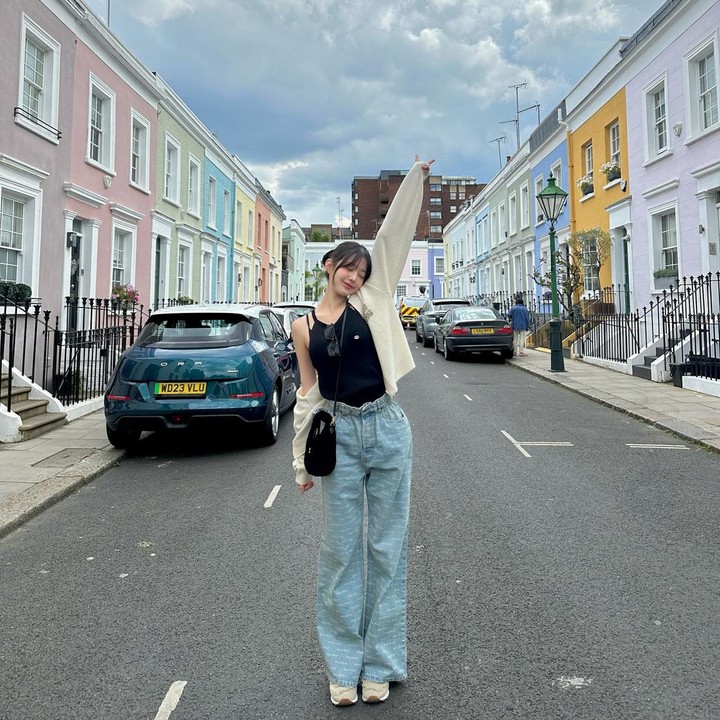 <p>Padu padan busana Jang Won Young IVE membuatnya tampil <em>chic</em> di musim panas. Ia megenakan <em>cardigan</em> dan <em>tanktop</em> simpel yang dipadukan bersama<em> oversized jeans</em> dan sepatu <em>sneakers.</em> (Foto: Instagram @for_everyoung10)</p>