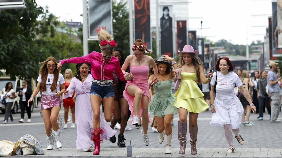 FOTO: Antusiasme Fan Nonton Lima Hari Konser Taylor Swift di London