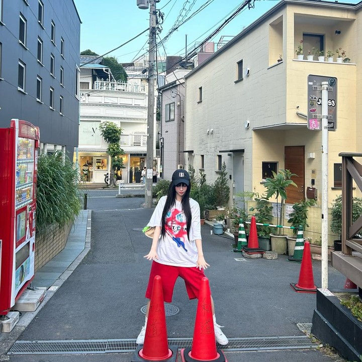 <p>Tampil simpel, Karina aespa memamerkan gaya musim panas dengan memakai <em>oversized t-shirt</em> dan celana pendek kasual. Ia melengkapi penampilannya dengan topi dan <em>sneakers.</em> (Foto: Instagram @katarinabluu)</p>