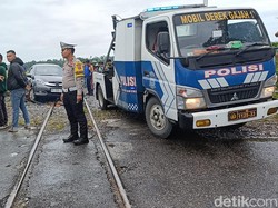 Kereta Api Tabrak Mobilio di Pariaman, 2 Tewas-1 Luka