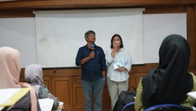Kisah Pilu Orang Tua Ikut Kuliah Perdana Gantikan Anak yang Meninggal