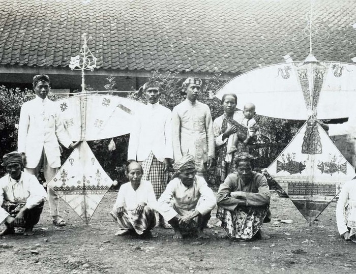 Koleksi Wereldmuseum Leiden/Groepsportret van het huispersoneel van administrateur Douwe Feikema van de suikeronderneming 'Maron', bertemu vliegers. Malang (Jawa Timur), 1922, fotografer: onbekend./Foto: instagram.com/wereldmuseum.leiden