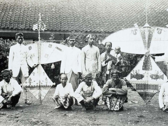 Koleksi Wereldmuseum Leiden/Groepsportret van het huispersoneel van administrateur Douwe Feikema van de suikeronderneming 'Maron', bertemu vliegers. Malang (Jawa Timur), 1922, fotografer: onbekend./Foto: instagram.com/wereldmuseum.leiden