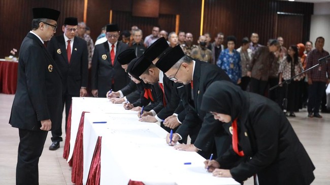 Komisi Pemberantasan Korupsi (KPK) melakukan mutasi dan melantik 12 Pejabat Pimpinan Tinggi Pratama.