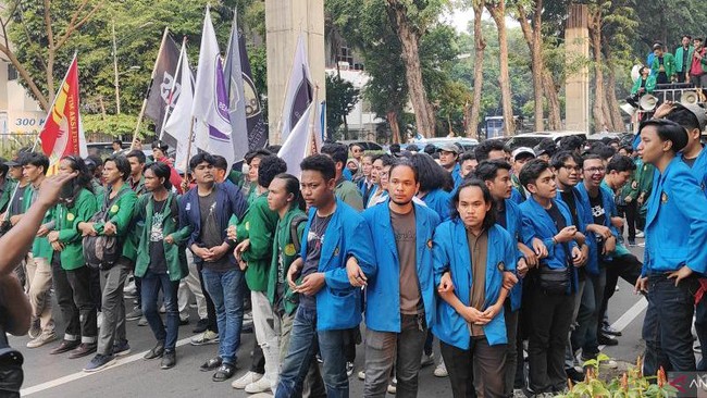 Tensi Tinggi Warnai Usai Sidang DPR, Ricuh Mahasiswa dan Aparat