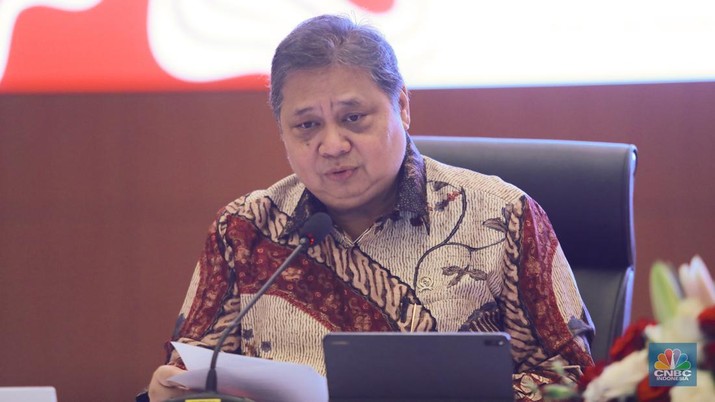 Menko Perekonomian Airlangga Hartarto dalam Konferensi Pers Nota Keuangan dan Rancangan Anggaran Pendapatan dan Belanja Negara (RAPBN) 2025 di Kantor Kementerian Keuangan, Jakarta, Jumat (16/8/2024). (CNBC Indonesia/Muhammad Sabki)