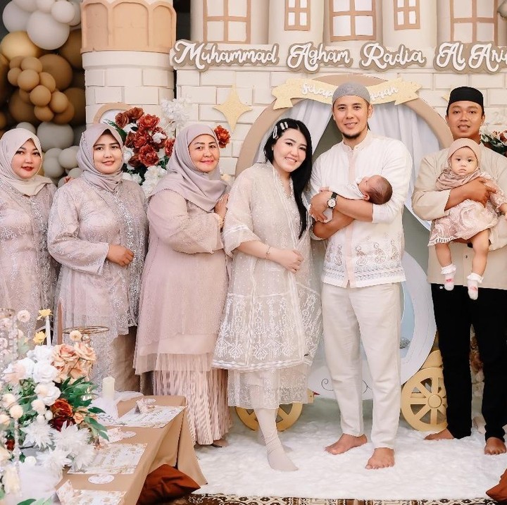 <p>Acara aqiqah digelar sebagai wujud rasa syukur Via Vallen dan Chevra Yolandi atas kelahiran bayi laki-laki mereka pada 9 Juli 2024. Pasangan ini juga dikelilingi oleh keluarga besar pada momen akikah sang putra. (Foto: Instagram @aghamradia)</p>