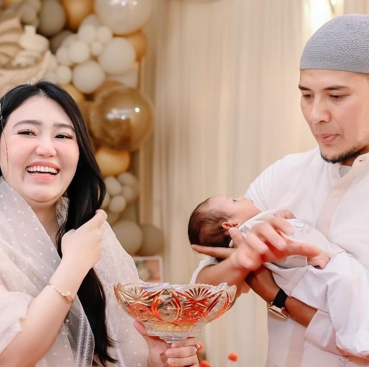 <p>Via Vallen dan Chevra Yolandi baru saja menggelar acara akikah untuk putra pertama mereka, Muhammad Raiden Agham Radia Al Arifin. (Foto: Instagram @aghamradia)</p>