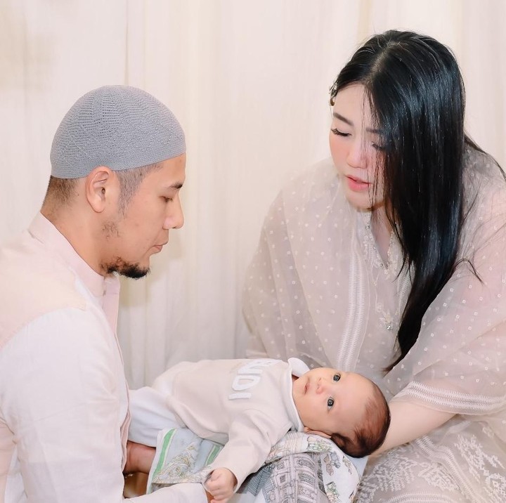 <p>Via Vallen mengunggah deretan potret momen akikah lewat akun Instagram yang ia buat khusus untuk sang anak. Di acara tersebut, Via Vallen dan Chevra Yolandi tampak menggendong putra mereka yang baru berusia satu bulan. (Foto: Instagram @aghamradia)</p>