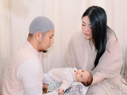 5 Potret Akikah Agham Anak Pertama Via Vallen, Wajah Ganteng Sang Bayi Jadi Sorotan