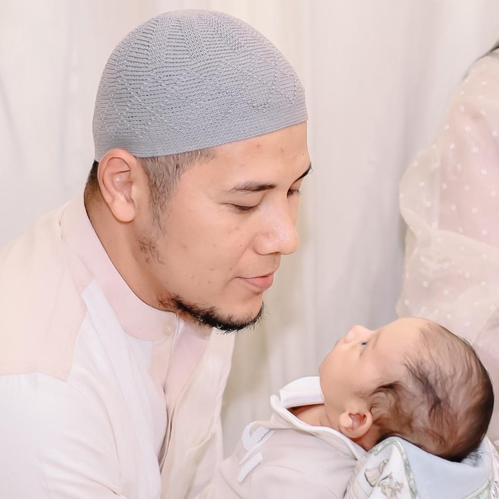 <p>Setiap kali Via Vallen mengunggah potret sang putra ke media sosial, wargnet selalu membanjiri kolom komentar dengan pujian. "Agham Masya Allah gantengnya," komentar @abiyan****. "MasyaAllah tabarakallah.. Ganteeng polll.. Jiplakan babehhnya nih," ucap @dhita****. "Adik Agam nak ganteng.. Semoga jadi anak yang sholeh kebanggaan Mama via dan papa Chevra amin," ujar @ayuselladwija**** (Foto: Instagram @aghamradia)</p>