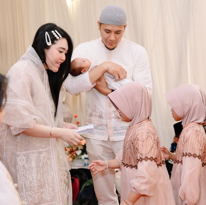 <p>Di acara tersebut, Via Vallen dan suaminya turut memberikan santunan kepada anak-anak yang hadir. Potret bayi mereka yang tampan juga tak luput dari sorotan netizen. (Foto: Instagram @aghamradia)</p>