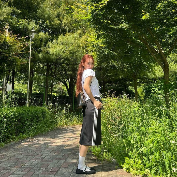 <p>Korea Selatan saat ini tengah memasuki musim panas. Musim ini menjadi momen untuk tampil modis bagi sejumlah orang, termasuk K-Pop idol. Nayeon TWICE memamerkan gaya <em>summer outfit</em> miliknya dengan padu padan <em>crop blouse</em> dan <em>pencil skirt</em>. Ia memadukannya dengan flatshoes bergaya klasik. (Foto: Instagram @nayeonyny)</p>