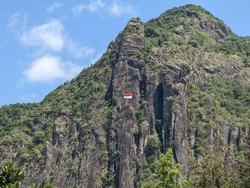 Bendera Merah Putih Raksasa Terbentang di Tebing Sepikul Trenggalek