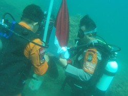 HUT ke-79 RI, Polisi Kibarkan Bendera Merah Putih di Pantai Lumpue Parepare