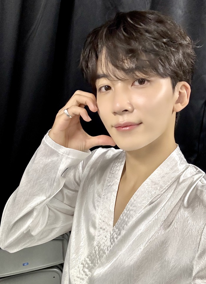 Percaya tidak percaya, Jeonghan SEVENTEEN memiliki kebiasaan tidak biasa yakni membawa alat makan terutama sendok plastik sebagai dukungan emosional karena menurutnya, melakukan hal tersebut dapat menenangkan hati dan pikirannya. / Foto: x.com/pledis_17jp