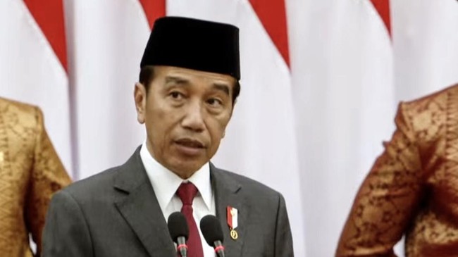 Jokowi membantah keran ekspor pasir laut nan dilarang sejak 20 tahun lampau dibuka lagi, karena nan diizinkan ekspornya adalah sedimen.