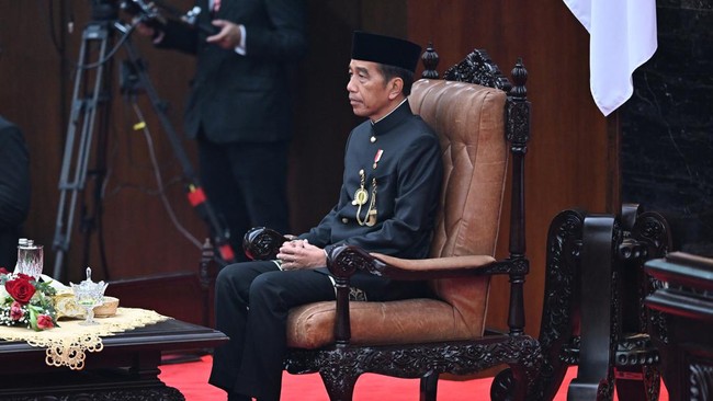 Presiden Jokowi memamerkan keberhasilannya selama 10 tahun memimpin Indonesia. Prestasi terkait pertumbuhan ekonomi dan pengendalian inflasi.