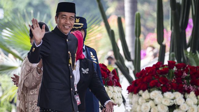 Presiden Jokowi mengenakan busana adat Betawi 'Ujung Serong' saat Pidato Kenegaraan dalam Sidang Tahunan MPR RI di Jakarta, Jumat (16/8).