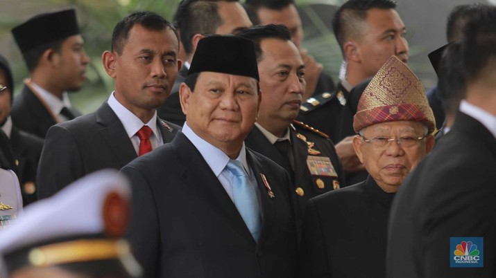 Presiden terpilih Prabowo Subianto berbincang dengan Wakil Presiden RI Maruf Amin usai menghadiri sidang tahunan DPR/MPR RI, di Kompleks Parlemen Senayan, Jakarta, Jumat, (16/8/2024). (CNBC Indonesia/Muhammad Sabki)