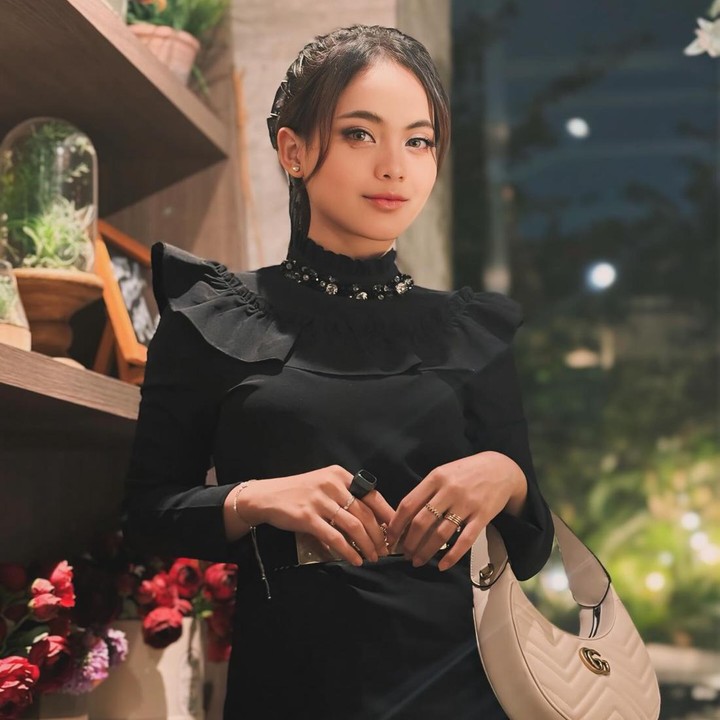 <p>Jebolan ajang pencarian bakat <em>D'Academy</em> ini juga bisa terlihat anggun dalam balutan gaun pesta beraksen <em>turtleneck</em> yang berwarna hitam. (Foto: Instagram @da4_putri03)</p>
