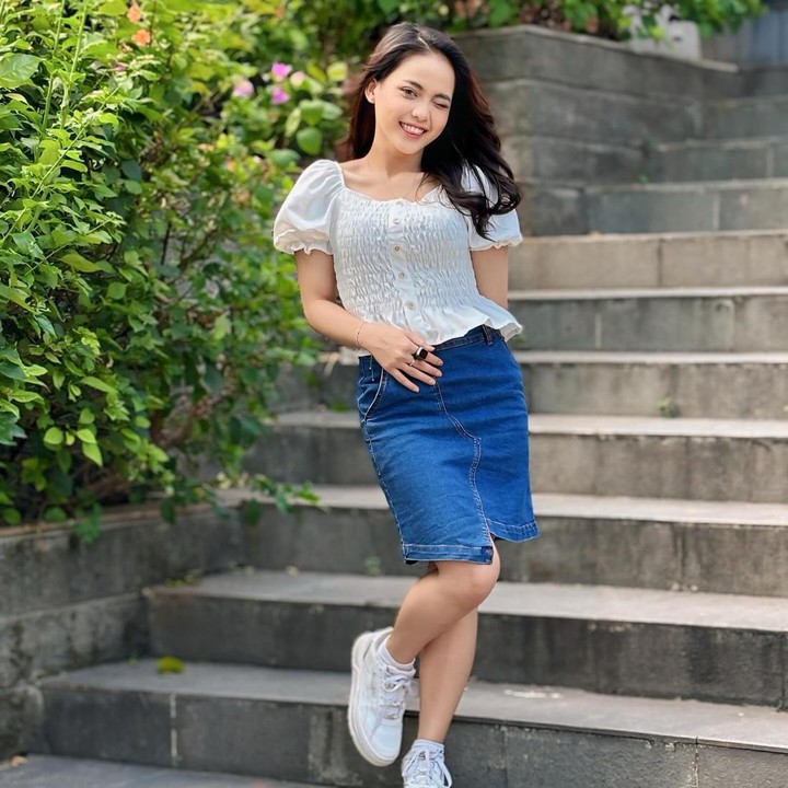 <p>Meski sudah menikah, Putri DA yang masih berusia 20 tahun tetap konsisten dengan gaya busananya yang imut. Tengok saja potretnya ketika memakai <em>blouse</em> dan <em>denim skirt</em>. (Foto: Instagram @da4_putri03)</p>