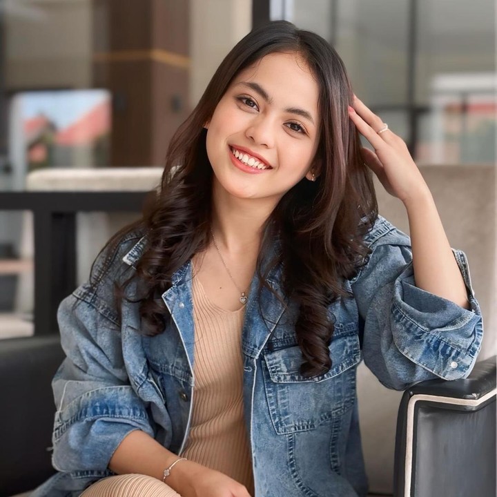 <p>Perubahan penampilan Putri DA usai menikah banyak menuai pujian dari netizen. "Semenjak nikah dia auranya malah makin cantik gak sih," komentar @yk_yatikurn****. "Setelah nikah aura kecantikannya makin keluar," kata @desy_wulanda****. "Definisi menikah dengan orang yang tepat," sambung @ikhafauz****  (Foto: Instagram @da4_putri03)</p>