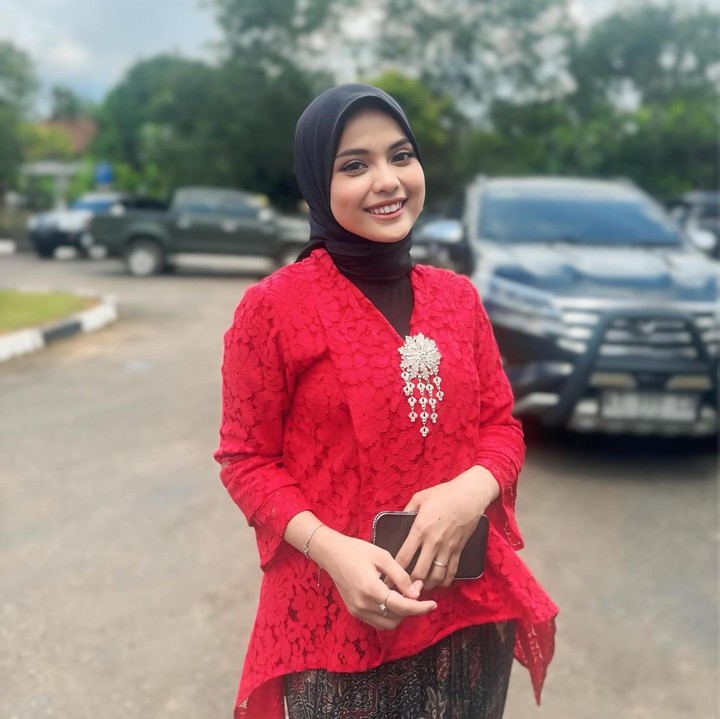 <p>Penampilan Putri DA dalam balutan hijab juga tak kalah memesona, lho. Ia sesekali mengunggah potret berhijab ke media sosialnya. Intip saja potret Putri ketika berkebaya merah. (Foto: Instagram @da4_putri03)</p>