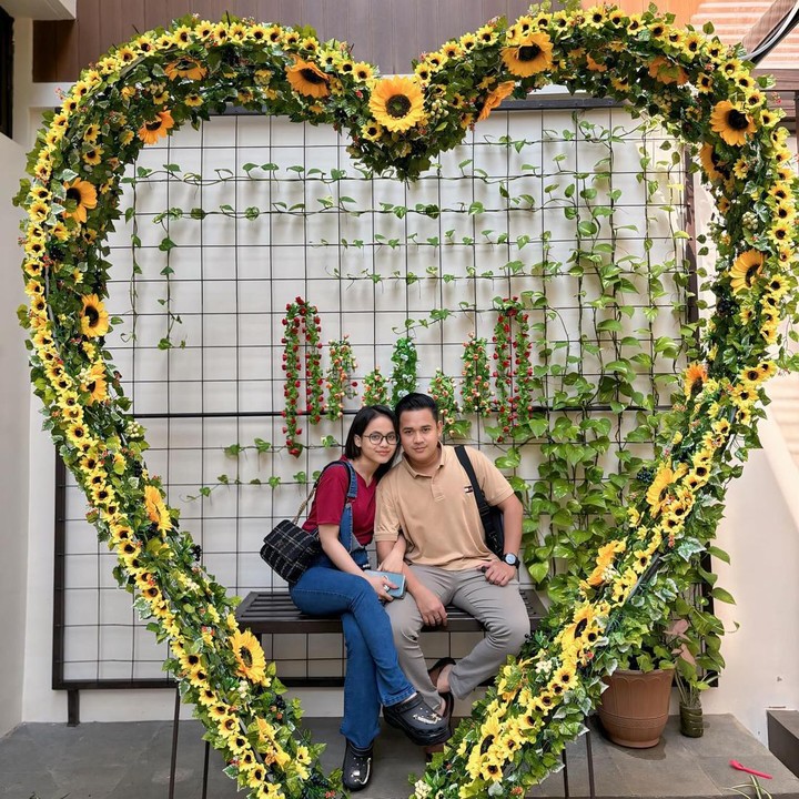 <p>Sejak menikah, Putri dan Abdul Aziz memang kerap terlihat mesra di berbagai kesempatan. Pasangan ini sering memanfaatkan waktu luang untuk menikmati <em>quality time.</em> (Foto: Instagram @da4_putri03)</p>