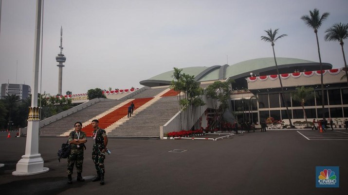 Sejumlah anggota Polisi Militer (PM) melakukan penjagaam jelang Sidang Tahunan MPR dan Sidang Bersama DPR RI-DPD RI di gedung DPR/MPR RI, Jakarta, Jumat (16/8/2024). (CNBC Indonesia/Faisal Rahman)